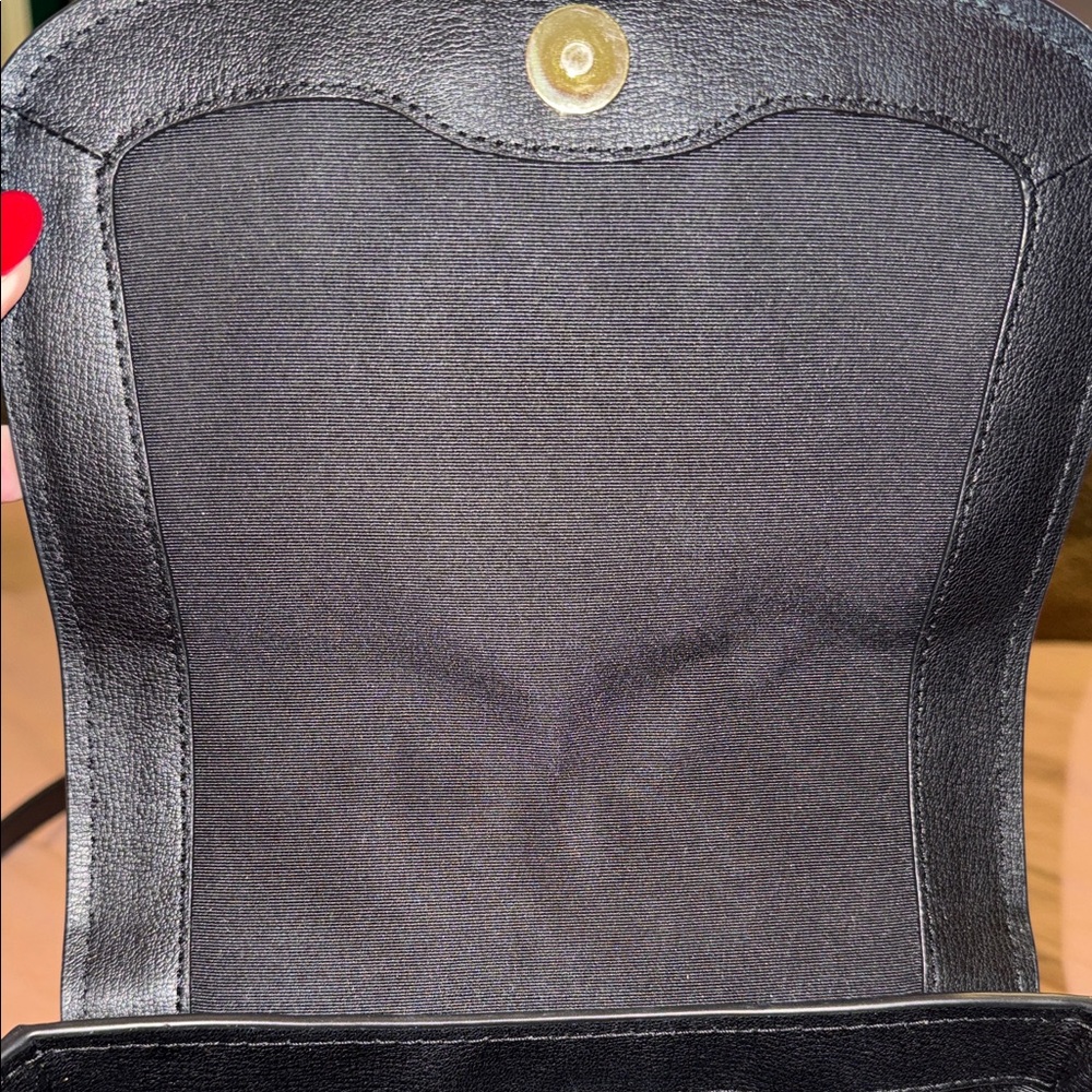 Marc Jacobs Elegant Black Crossbody Bag - Picture 3 of 5